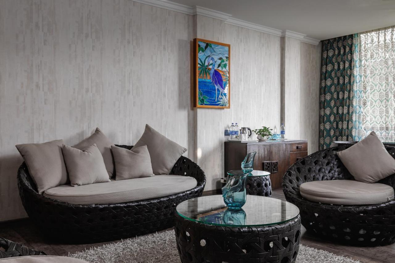 The Panoramic Getaway Hotel Munnar Exterior photo A living room with a sofa and a coffee table