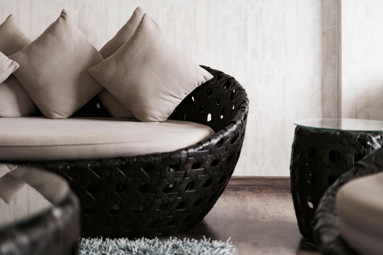 The Panoramic Getaway Hotel Munnar Exterior photo A rattan chair