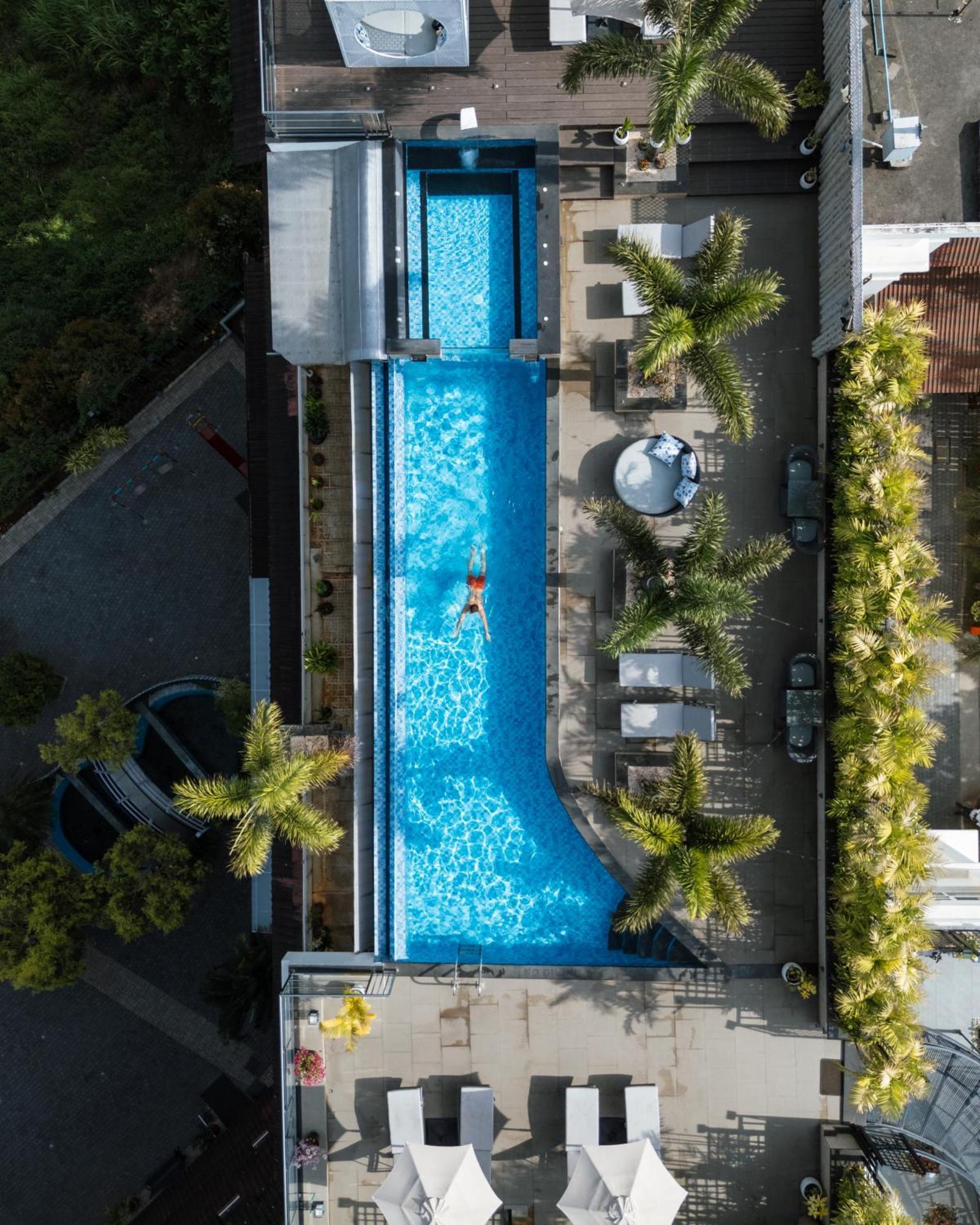 The Panoramic Getaway Hotel Munnar Exterior photo Aerial view of the pool